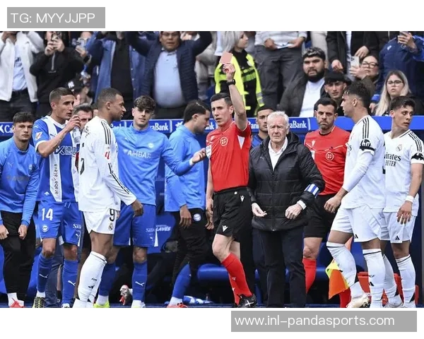 德容因放铲踢到姆巴佩小腿被红牌罚下即将进入补时的紧张局势